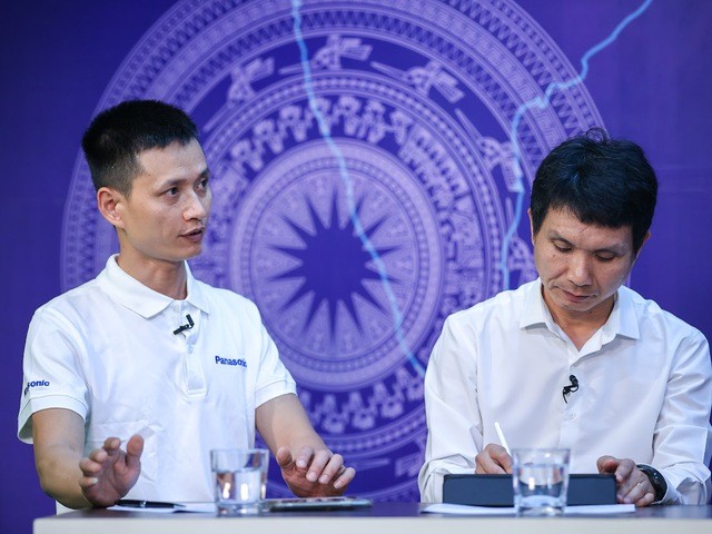 Ông Trần Anh Tuấn – Phó Trưởng phòng thiết bị, Công ty TNHH Panasonic Việt Nam (trái) chia sẻ về các giải pháp, chương trình thực hành tiết kiệm điện năng tại đơn vị - Ảnh: VGP/Nhật Bắc