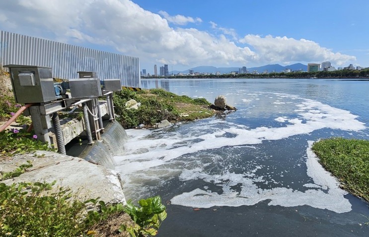 Đà Nẵng: Nước thải sủi bọt trắng chảy ra sông Hàn
