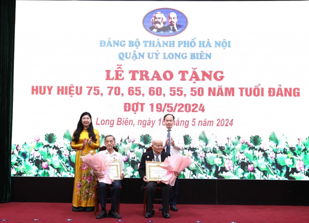 Trao Huy hiệu Đảng tặng đảng viên lão thành quận Long Biên