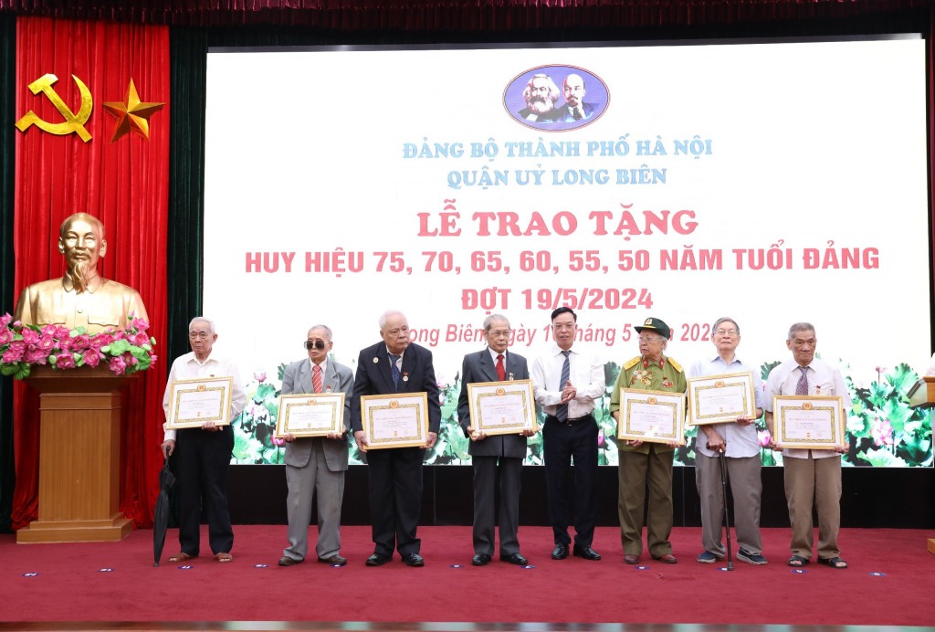 Trao Huy hiệu Đảng tặng đảng viên lão thành quận Long Biên