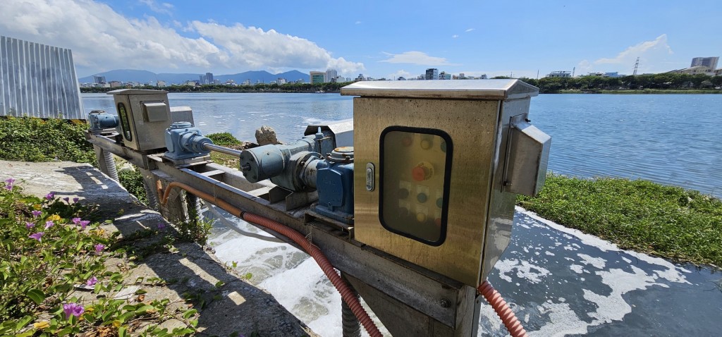 Đà Nẵng: Nước thải sủi bọt trắng chảy ra sông Hàn