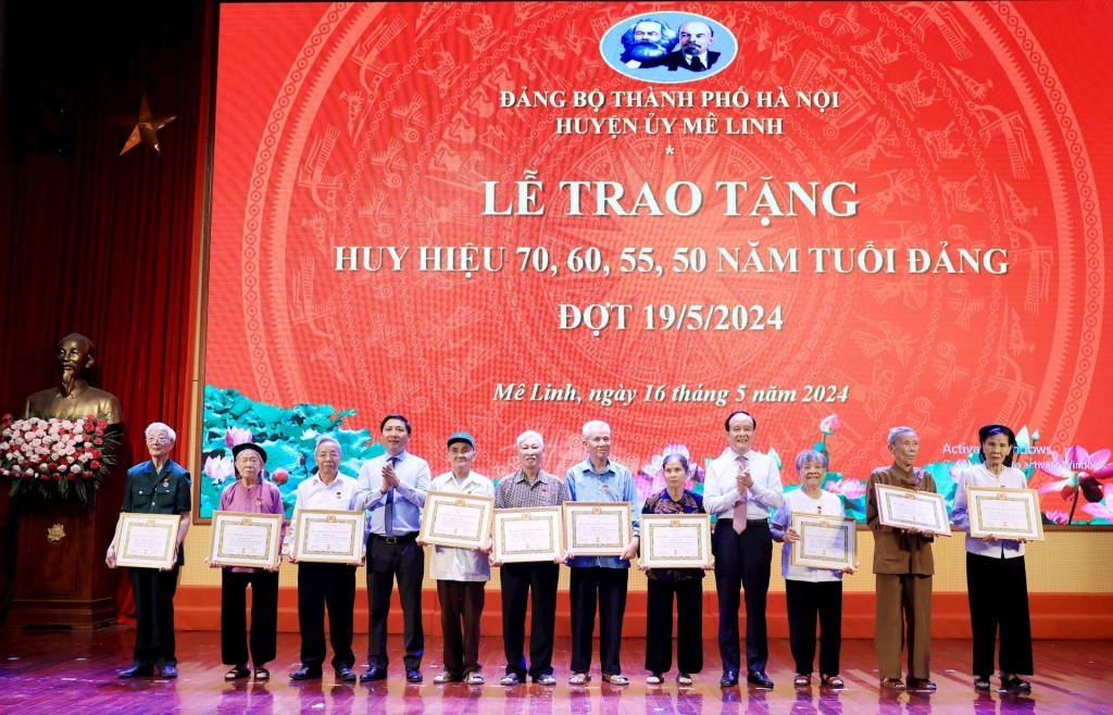 170 đảng viên huyện Mê Linh nhận Huy hiệu Đảng đợt 19/5