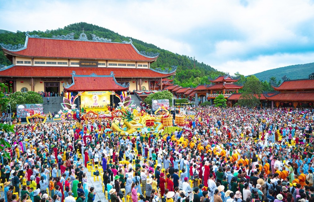 Hàng vạn phật tử mừng Đại lễ Phật đản 2024