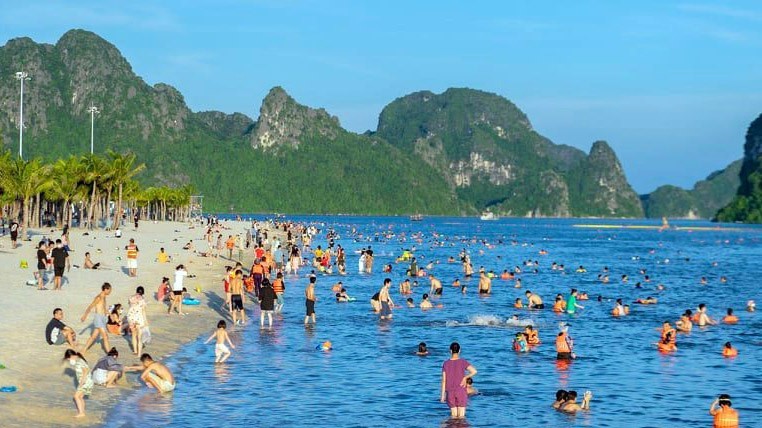 Lượng khách du lịch đổ về các thành phố biển tăng cao mỗi khi hè đến
