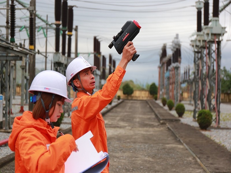 Công nhân Đội Quản lý vận hành lưới điện cao thế Lào Cai kiểm tra lưới điện bằng camera nhiệt