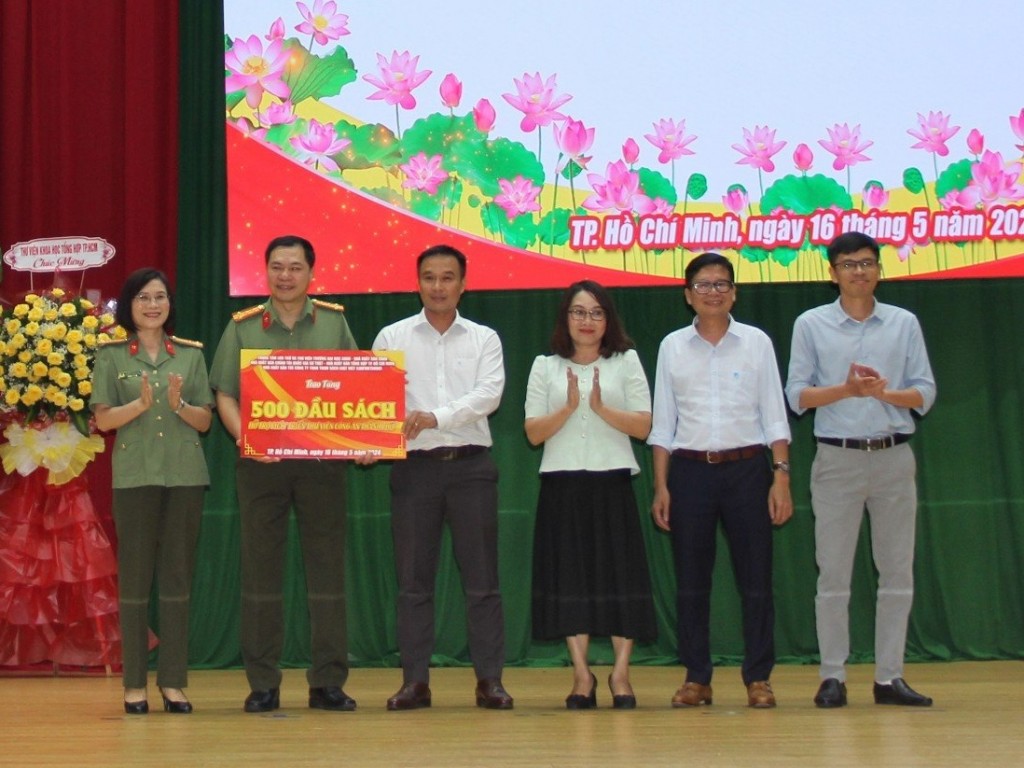 Đại tá Lê Viết Tiệp – Trưởng Phòng Công tác Đảng và Công tác Chính trị CATP tiếp nhận bảng tượng trưng trao tặng 500 đầu sách cho Thư viện Công an Thành phố.