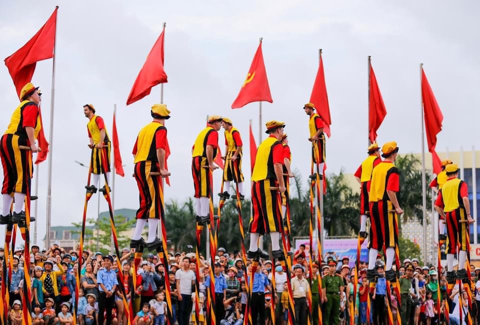 Đoàn cà kheo Vương quốc Bỉ lần thứ 5 tham gia Festival Huế, trình diễn, diễu hành thú vị trên đường phố 