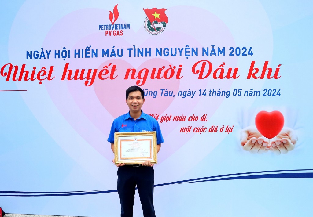 Anh Hoàng Ngọc Quý nhận bằng khen của Trung ương Hội Chữ thập đỏ Việt Nam