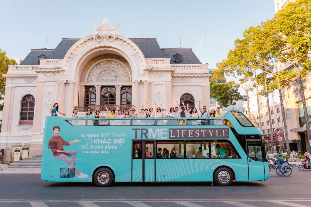 Xe buýt 2 tầng “TRME Lifestyle – Beneath The Silk” lăn bánh qua các cung đường Hà Nội, mang đến thông điệp tích cực về quản lý cân nặng và lối sống lành mạnh