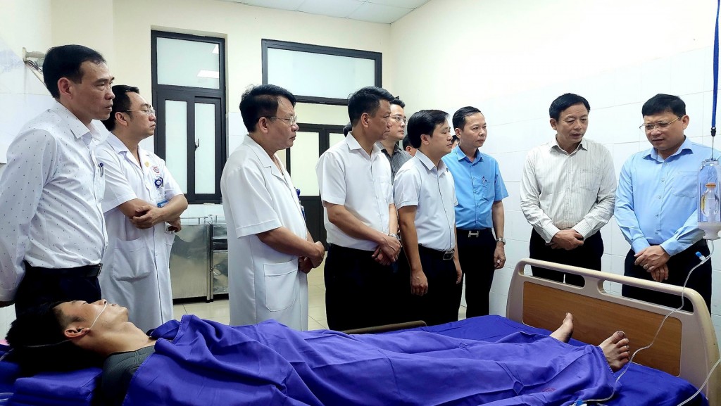 Lãnh đạo tỉnh Quảng ninh thăm hỏi công nhân bị thương trong vụ tai nạn hầm lò tại Công ty Than Quang Hanh