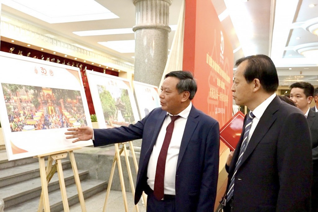 Đồng chí Nguyễn Văn Phong và đồng chí Lưu Vĩ dự Khai mạc triển lãm ảnh “Thăng Long - Tinh hoa hội tụ”