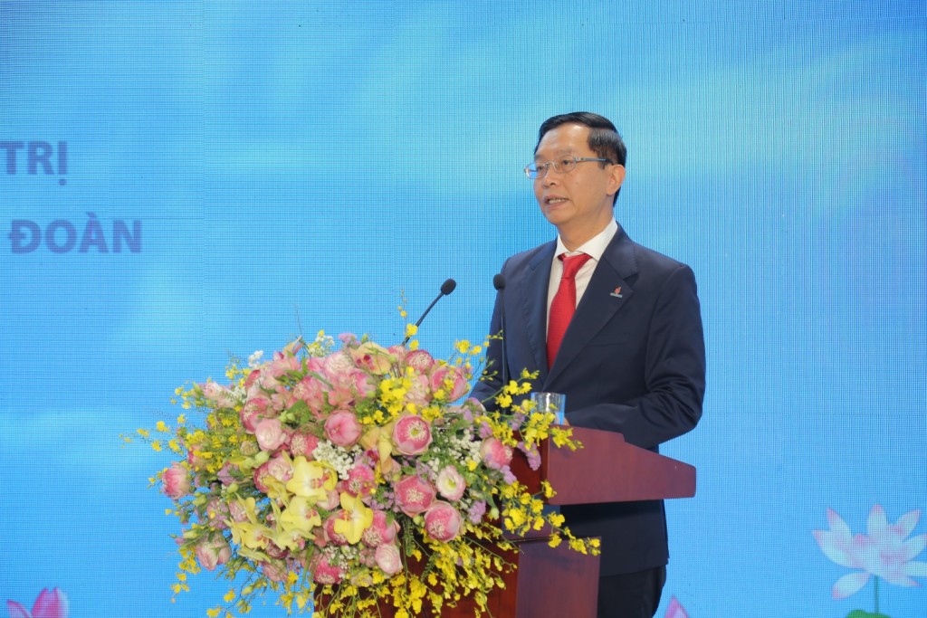 Đồng chí Trần Quang Dũng, Phó Bí thư Đảng ủy báo cáo sơ kết 03 năm thực hiện Kết luận 01 và đánh giá 05 năm thực hiện Nghị quyết 281