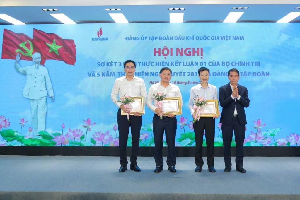 Đồng chí Vũ Thanh Mai, Phó trưởng Ban Tuyên giáo Trung ương trao bằng khen cho các tập thể có thành tích xuất sắc trong thực hiện Kết luận 01