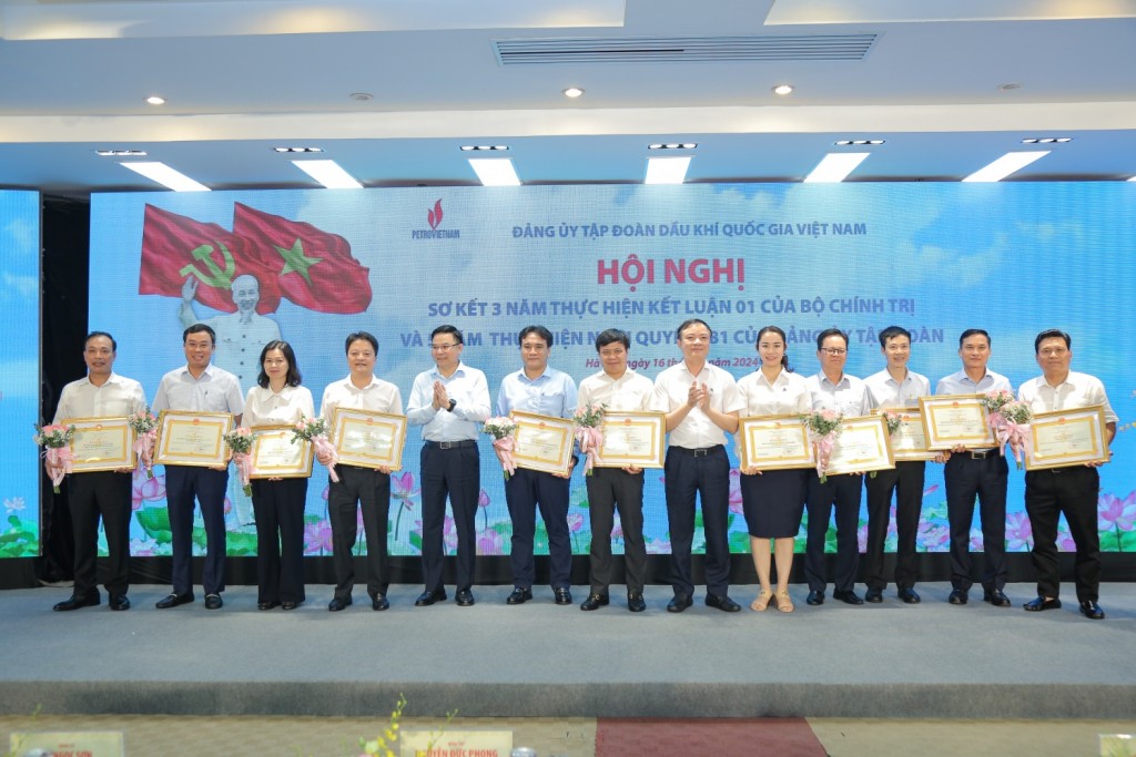 Đồng chí Lê Mạnh Hùng và đồng chí Lê Ngọc Sơn trao bằng khen cho các tập thể có thành tích xuất sắc trong triển khai Nghị quyết 281