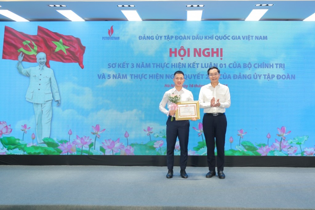 Đồng chí Trần Quang Dũng, Phó Bí thư Đảng ủy trao bằng khen cho cá nhân có thành tích xuất sắc học tập làm theo lời Bác