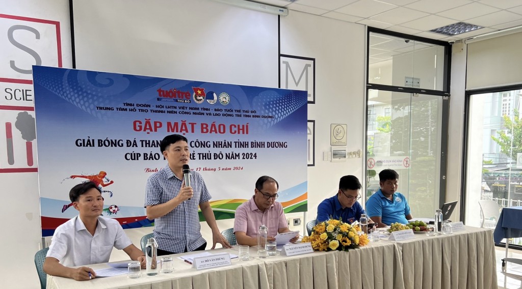 Đồng chí Đỗ Văn Phùng, Giám đốc Trung tâm hỗ trợ thanh niên công nhân và người lao động trẻ tỉnh Bình Dương trả lời các câu hỏi của phóng viên
