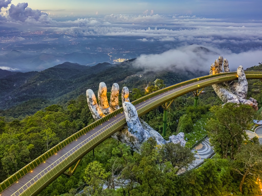 Cầu Vàng (Ba Na Hills) - biểu tượng của du lịch Đà Nẵng