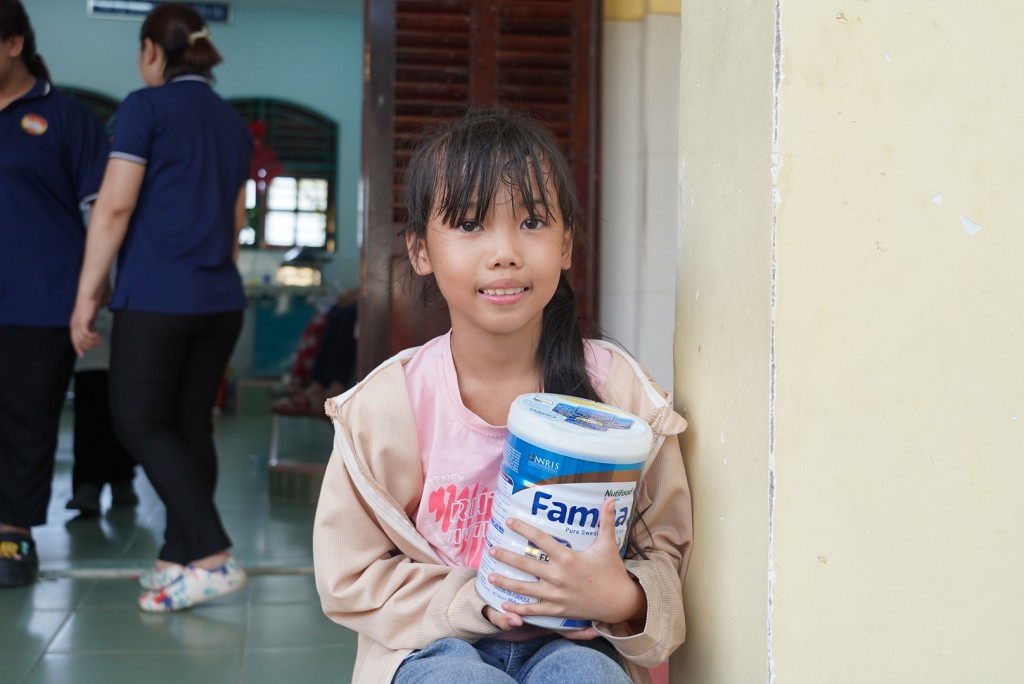 Em Đào Thu Hạnh (học sinh lớp 3 trường Tiểu học Long Thạnh) hạnh phúc ôm lon sữa trong tay