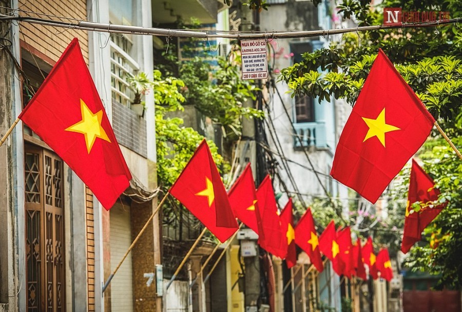 Treo cờ Tổ quốc dịp kỷ niệm Ngày sinh Chủ tịch Hồ Chí Minh