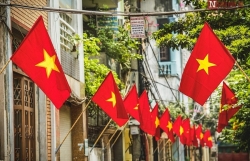 Treo cờ Tổ quốc dịp kỷ niệm Ngày sinh Chủ tịch Hồ Chí Minh