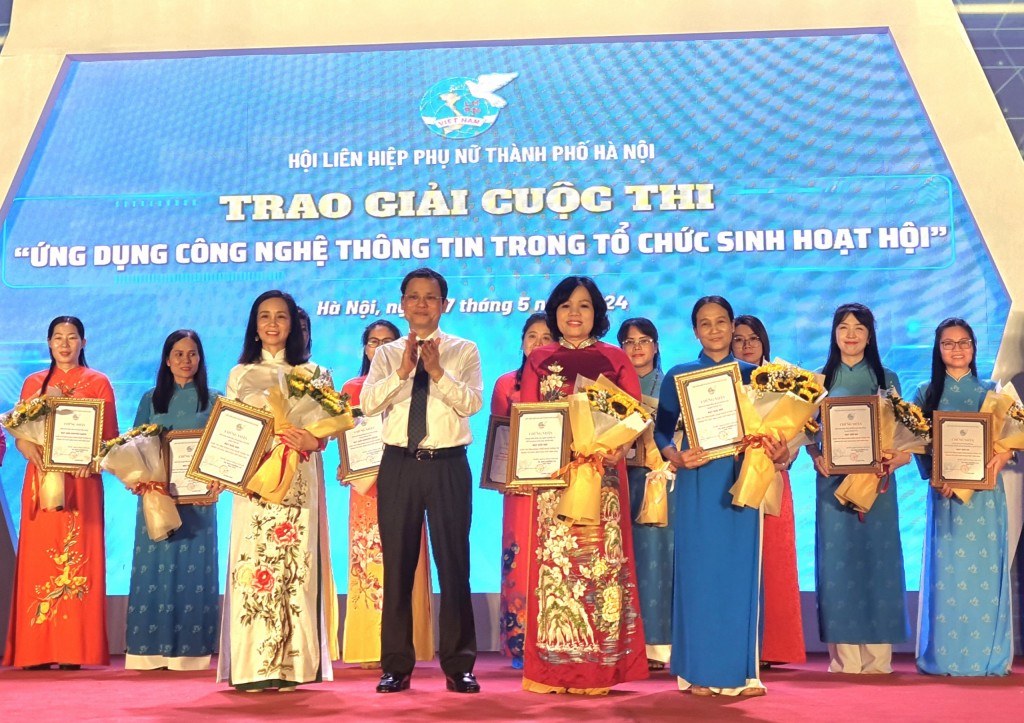 Thành ủy viên, Phó Chủ tịch HĐND TP Hà Nội Phạm Quí Tiên trao giải Nhì cho các đơn vị