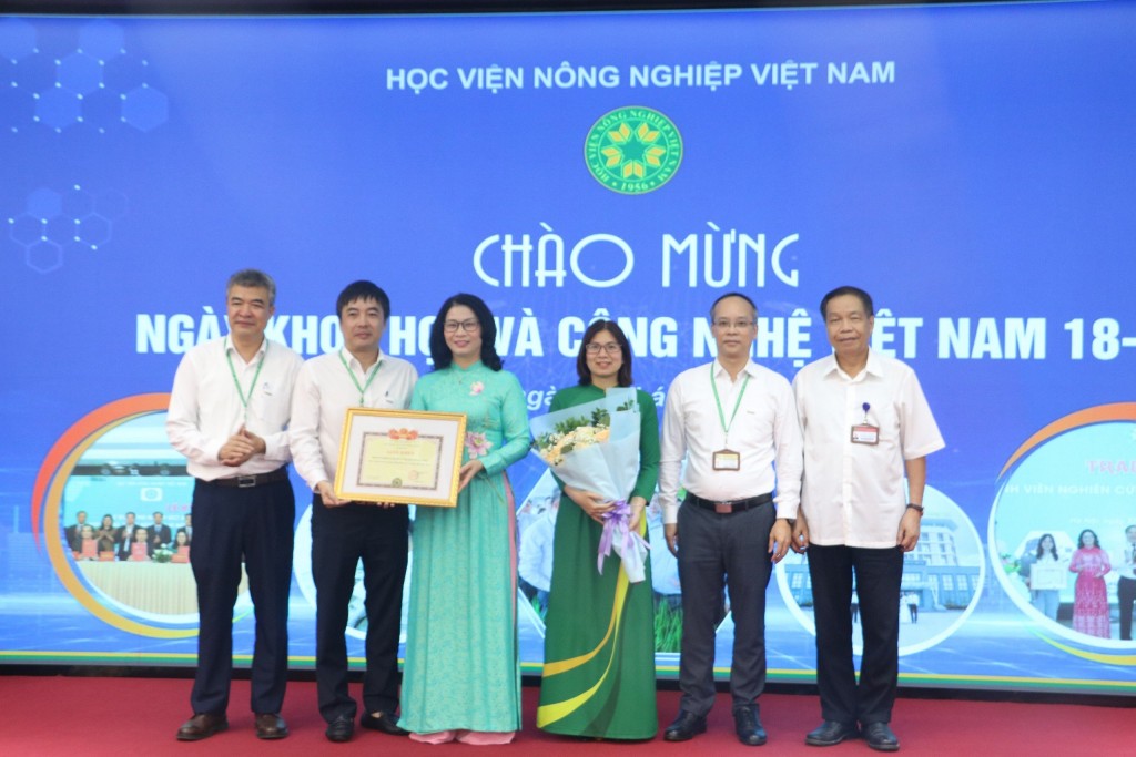 Học viện nông nghiệp Việt Nam trao bằng khen cho nhóm nghiên cứu mạnh