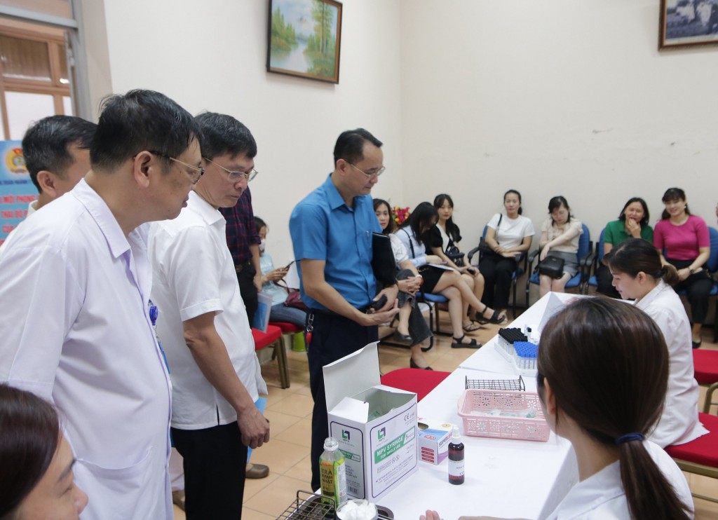 đồng chí Vũ Cao Cương, Phó Giám đốc Sở Y tế Hà Nội kiểm tra công tác khám sức khỏe cho người lao động