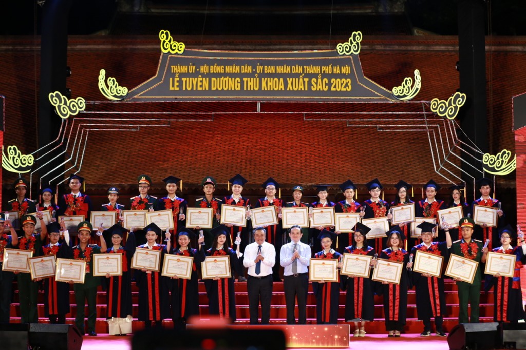 Hà Nội tuyên dương thủ khoa xuất sắc tốt nghiệp các trường đại học, học viện trên địa bàn Thành phố.