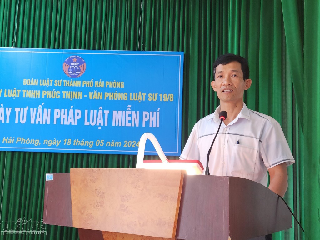 Ông Nguyễn Mạnh Toàn - Chủ tịch UBND xã Đông Phương, huyện Kiến Thuỵ phát biểu tại buổi tư vấn pháp luật miễn phí cho Nhân dân