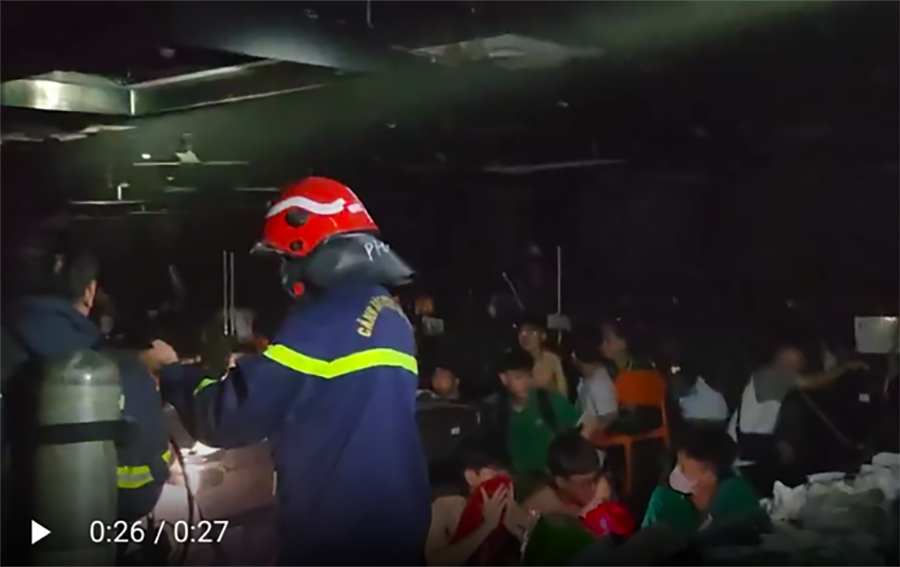 Cảnh sát hướng dẫn nhiều người mắc kẹt trong toà nhà bình tĩnh thoát nạn (ảnh cắt từ clip)