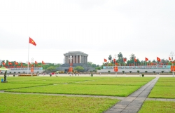 Phố phường Hà Nội rực rỡ chào mừng sinh nhật Bác