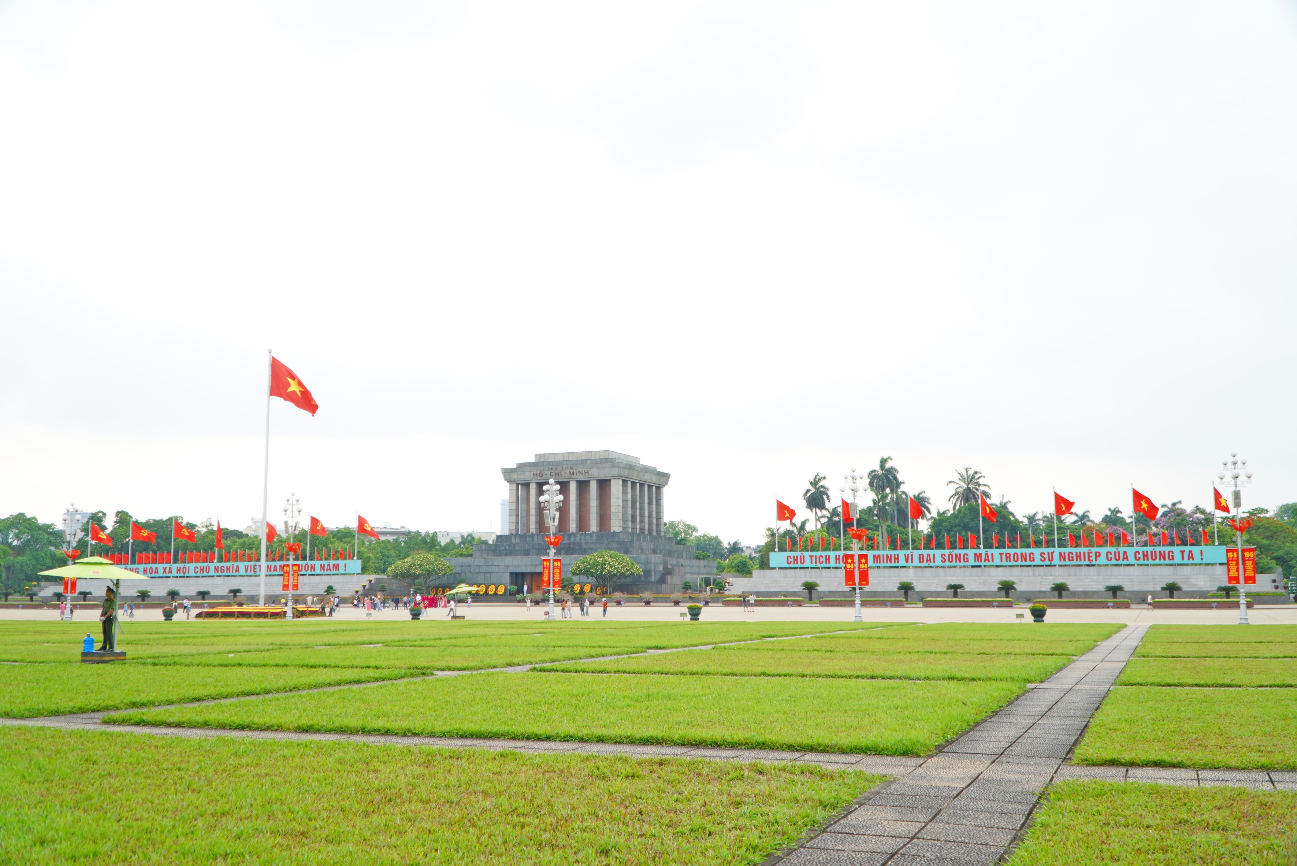 Phố phường Hà Nội rực rỡ chào mừng sinh nhật Bác