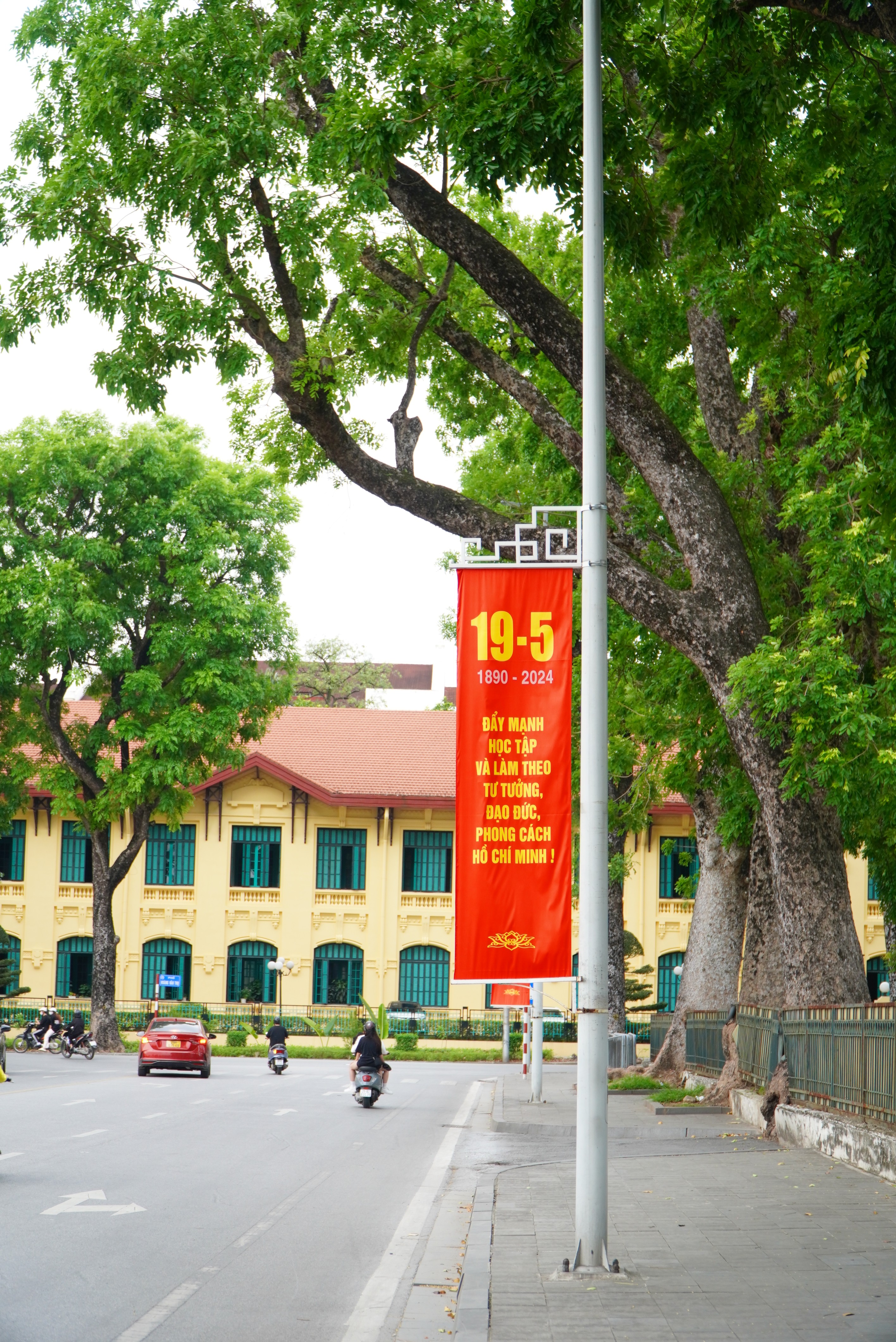 Phố phường Hà Nội rực rỡ chào mừng sinh nhật Bác