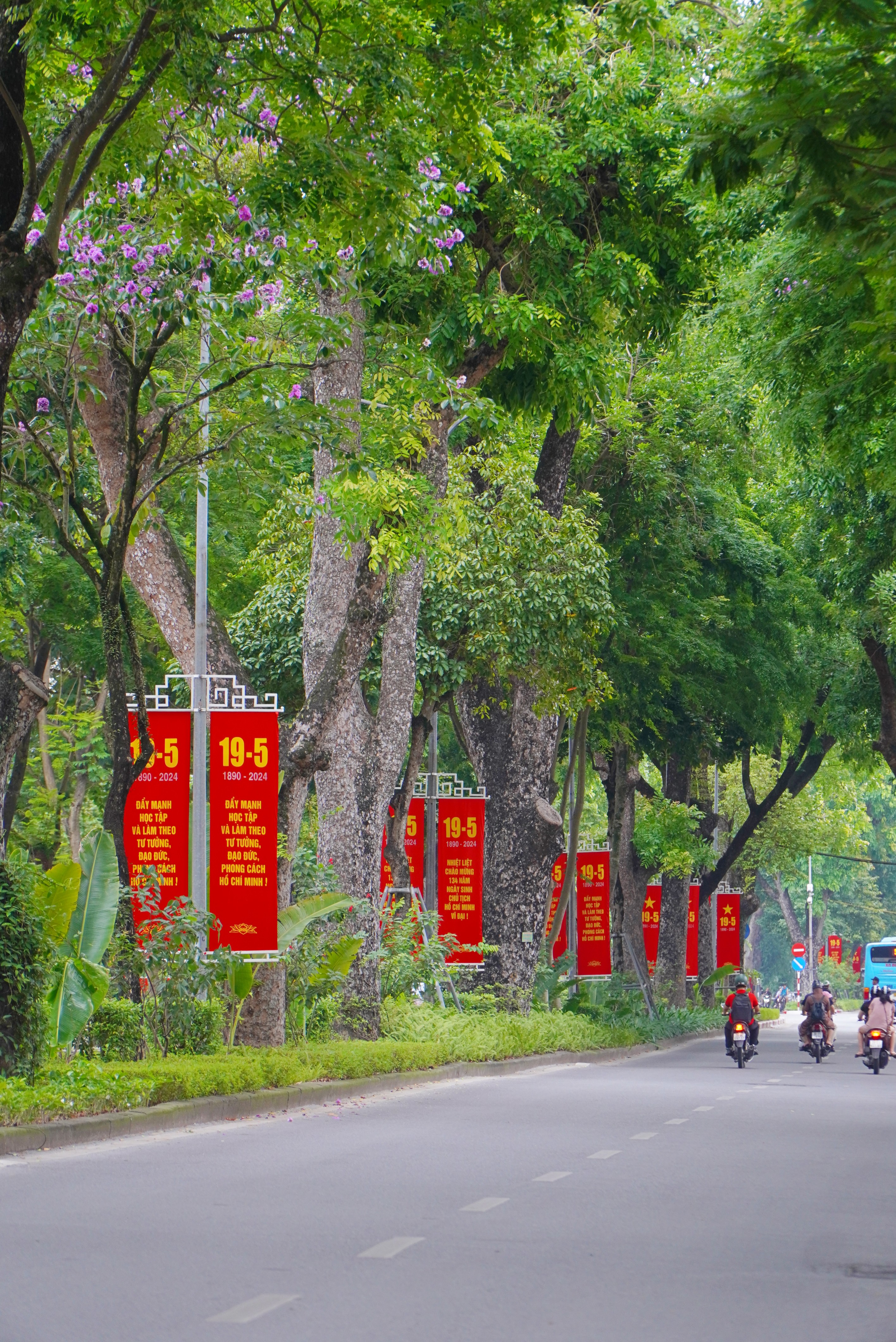 Phố phường Hà Nội rực rỡ chào mừng sinh nhật Bác