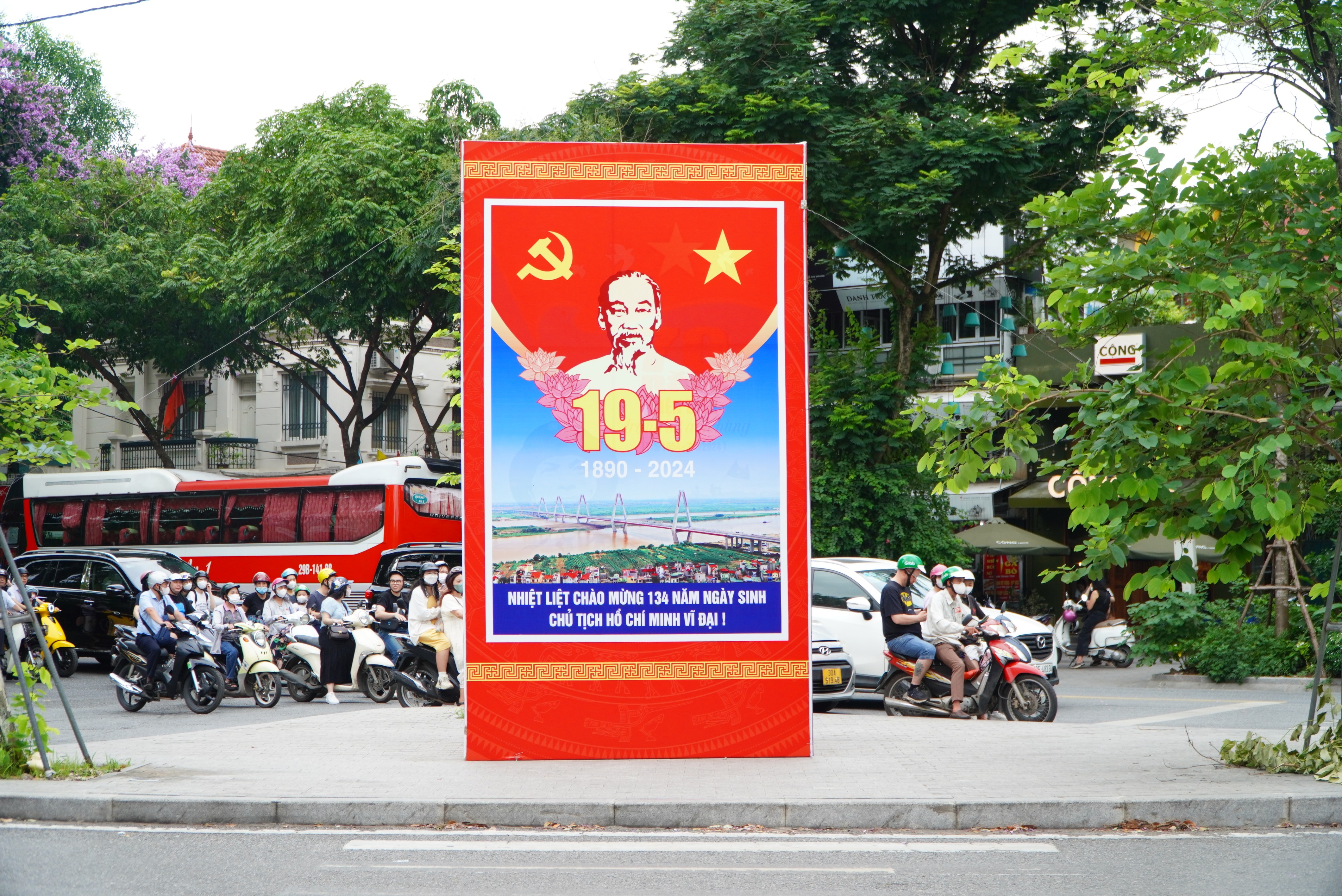 Phố phường Hà Nội rực rỡ chào mừng sinh nhật Bác