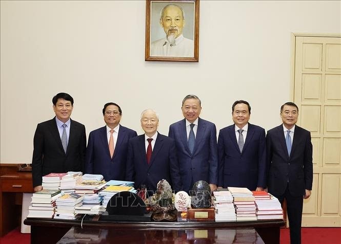 Tổng Bí thư Nguyễn Phú Trọng cùng các đồng chí lãnh đạo chủ chốt dự cuộc họp. Ảnh: Trí Dũng/TTXVN