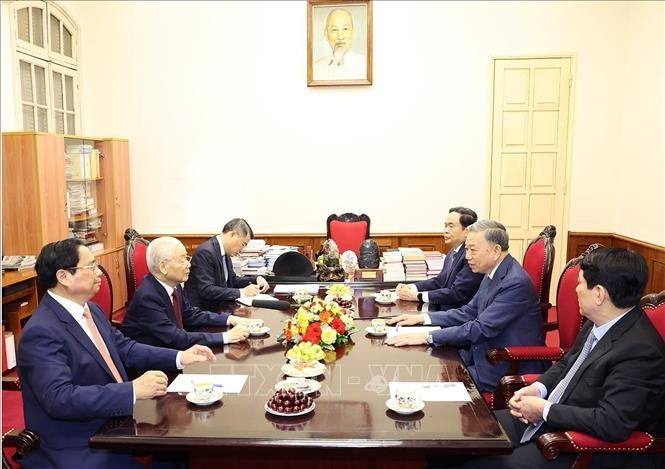 Tổng Bí thư Nguyễn Phú Trọng làm việc cùng các đồng chí lãnh đạo chủ chốt. Ảnh: Trí Dũng/TTXVN