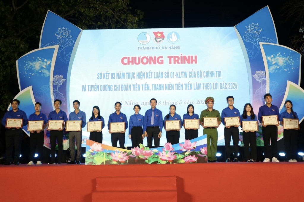 Khen thưởng cho 13 tập thể đã có thành tích xuất sắc trong việc thực hiện đẩy mạnh học tập và làm theo tư tưởng, đạo đức, phong cách Hồ Chí Minh (Ảnh Đ.Minh)