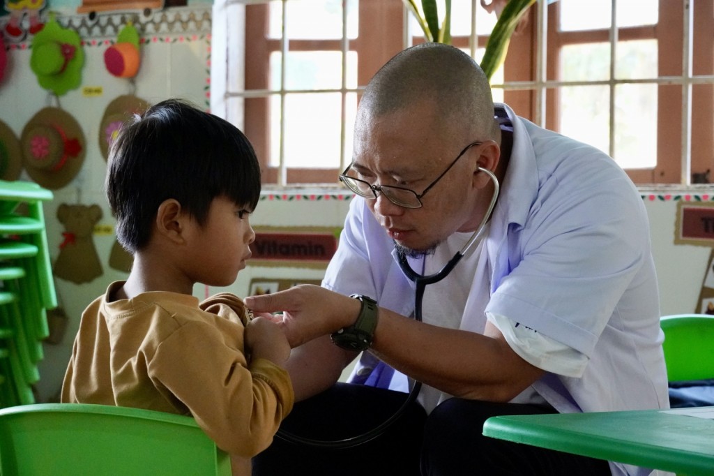 &quot;Chuyến tàu hơi ấm&quot; đến với các em nhỏ và gia đình khó khăn