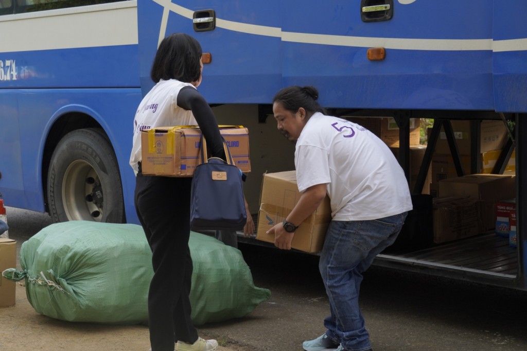 &quot;Chuyến tàu hơi ấm&quot; đến với các em nhỏ và gia đình khó khăn