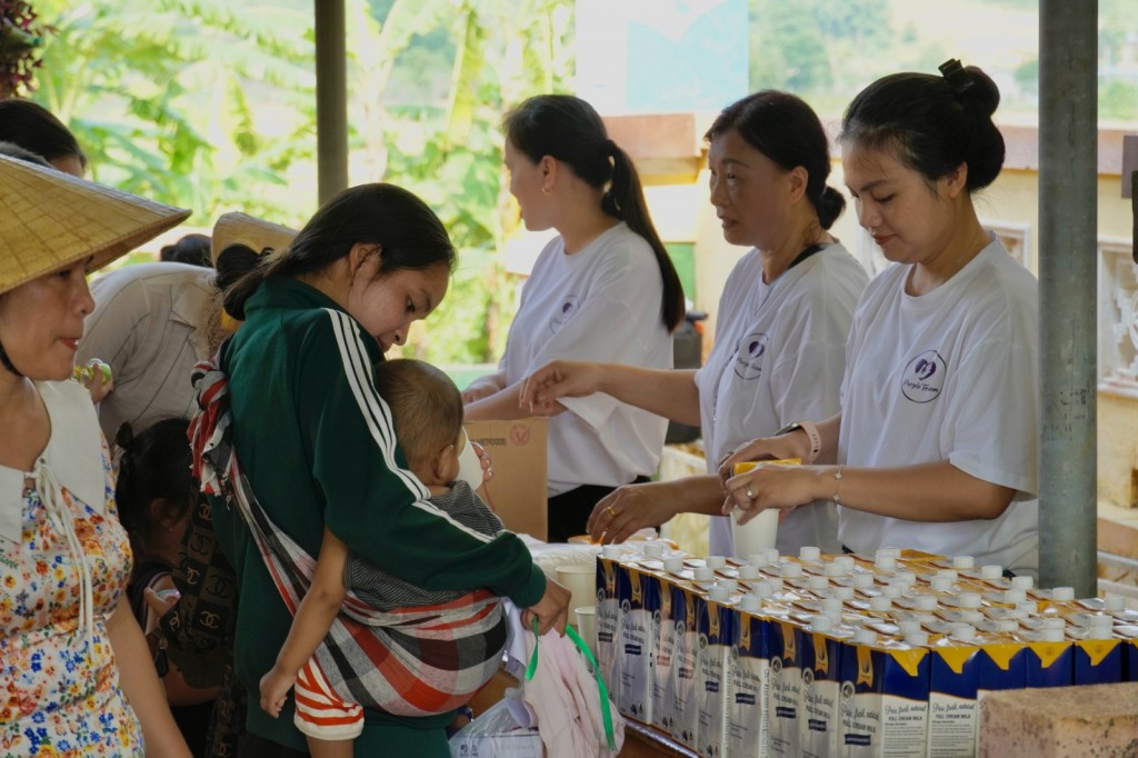 &quot;Chuyến tàu hơi ấm&quot; đến với các em nhỏ và gia đình khó khăn