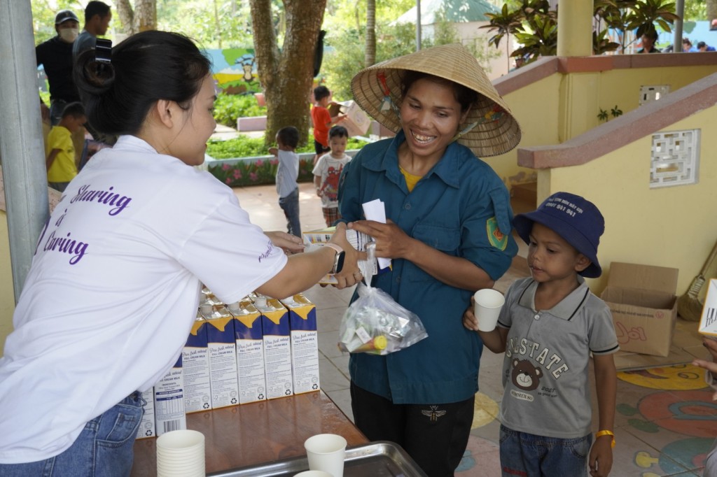 &quot;Chuyến tàu hơi ấm&quot; đến với các em nhỏ và gia đình khó khăn