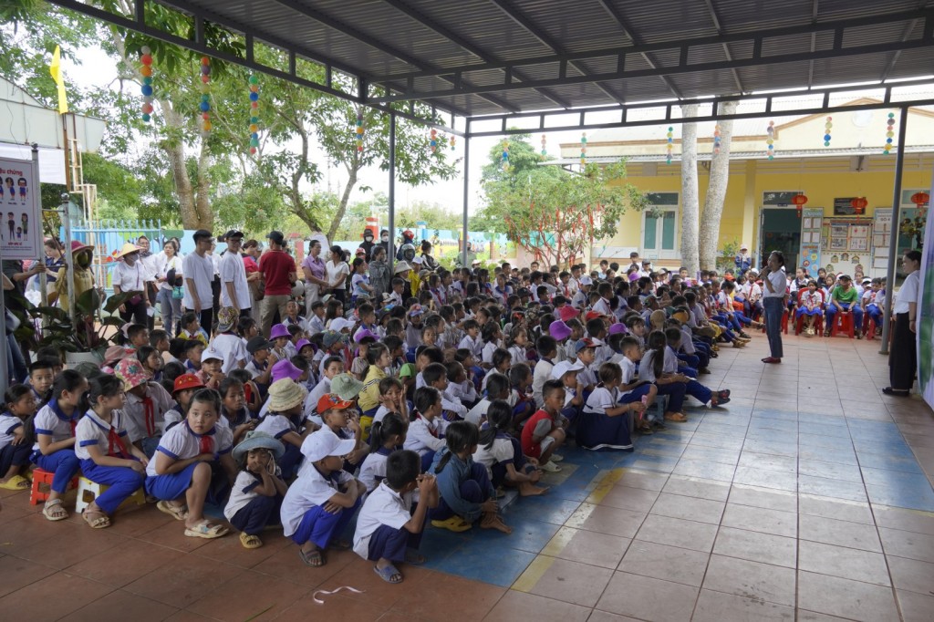 &quot;Chuyến tàu hơi ấm&quot; đến với các em nhỏ và gia đình khó khăn