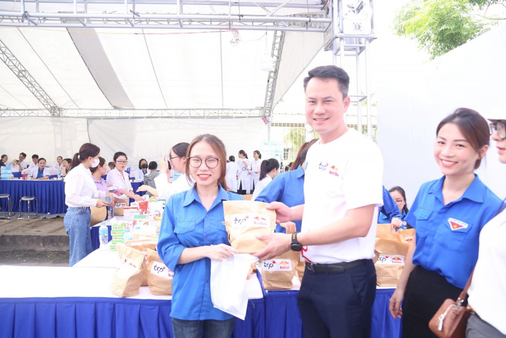 Anh Nguyễn Kim Quy, Uỷ viên Ban Thường vụ Trung ương Đoàn, Phó Chủ tịch Thường trực Trung ương Hội LHTN Việt Nam trao quà tới thanh niên công nhân