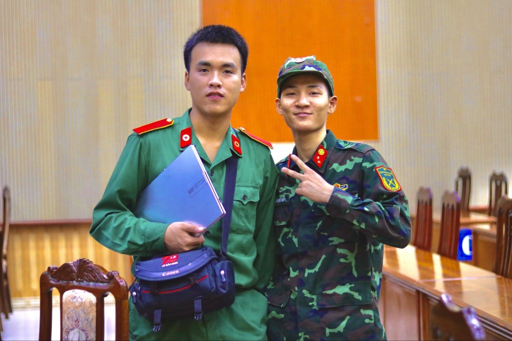 Hiếu Quân (bên trái) sẵn sàng cống hiến sức trẻ để xây dựng và bảo vệ Tổ quốc