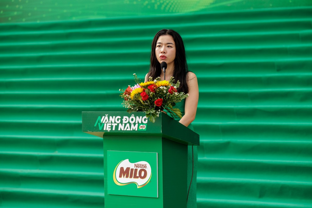 3. Bà Lê Bùi Thị Mai Uyên, Giám đốc Ngành hàng MILO và Sữa Đại diện Công ty Nestlé Việt Nam phát biểu tại buổi Lễ Khai mạc Giải Bóng rổ Festival Trường học TP.HCM –  Cúp Nestlé MILO 2024