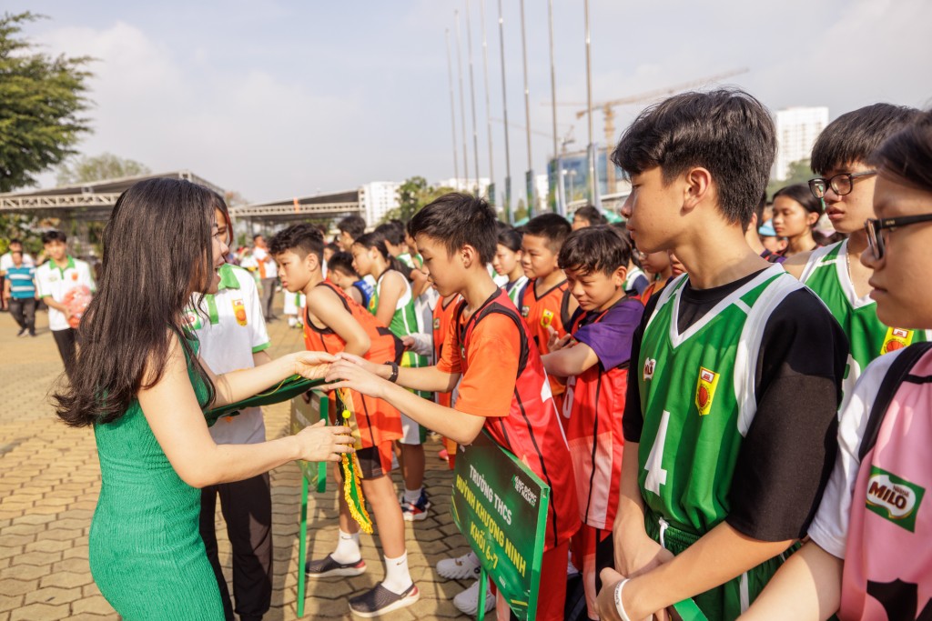 5. Bà Lê Bùi Thị Mai Uyên, Giám đốc Ngành hàng MILO và Sữa, công ty Nestlé Việt Nam trao tặng cờ lưu niệm cho các đội tham gia thi đấu