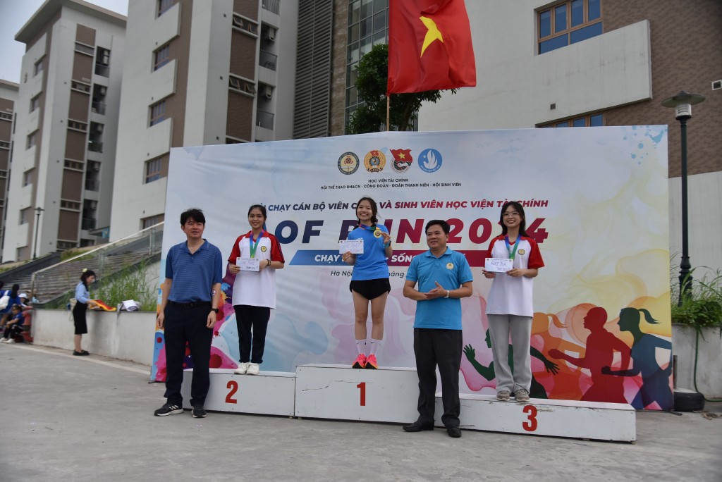 Các nữ sinh viên giành giải thưởng trong giải chạy