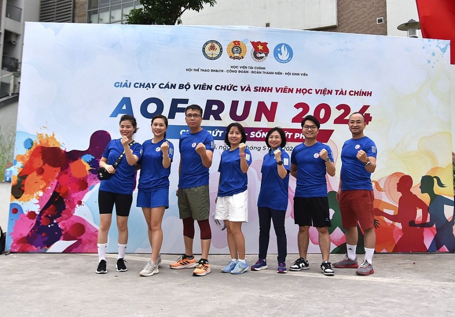 Các cán bộ, giảng viên Học viện Tài chính tham gia giải chạy Các cán bộ, giảng viên Học viện Tài chính tham gia giải chạy