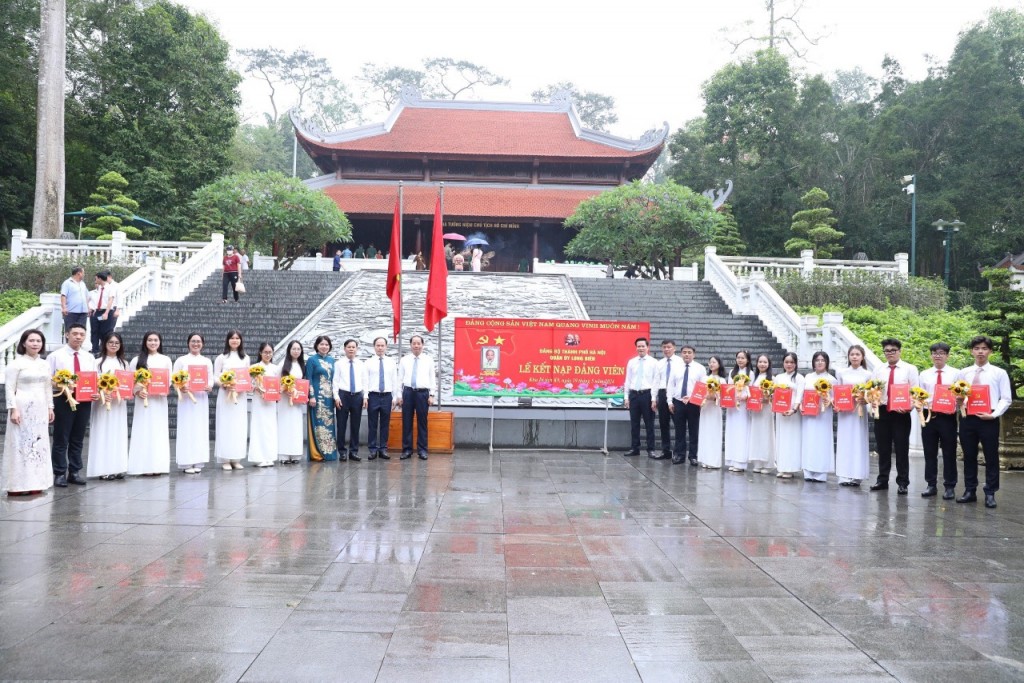  Lãnh đạo các cấp cùng 16 đảng viên mới chụp ảnh trước khi tưởng niệm Chủ tịch Hồ Chí Minh tại khu đi tích K9 - Đá chông